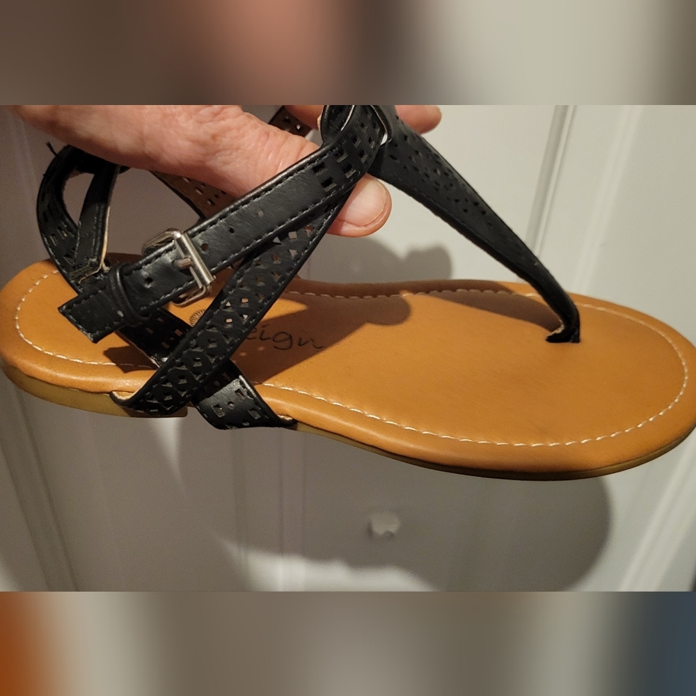 Girls size 3 * Black STRAPPY Thong SANDALS * Free Reign